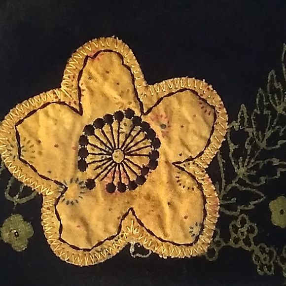 Basic Editions blouse in 3X Black in applique flowers - Picture 8 of 8